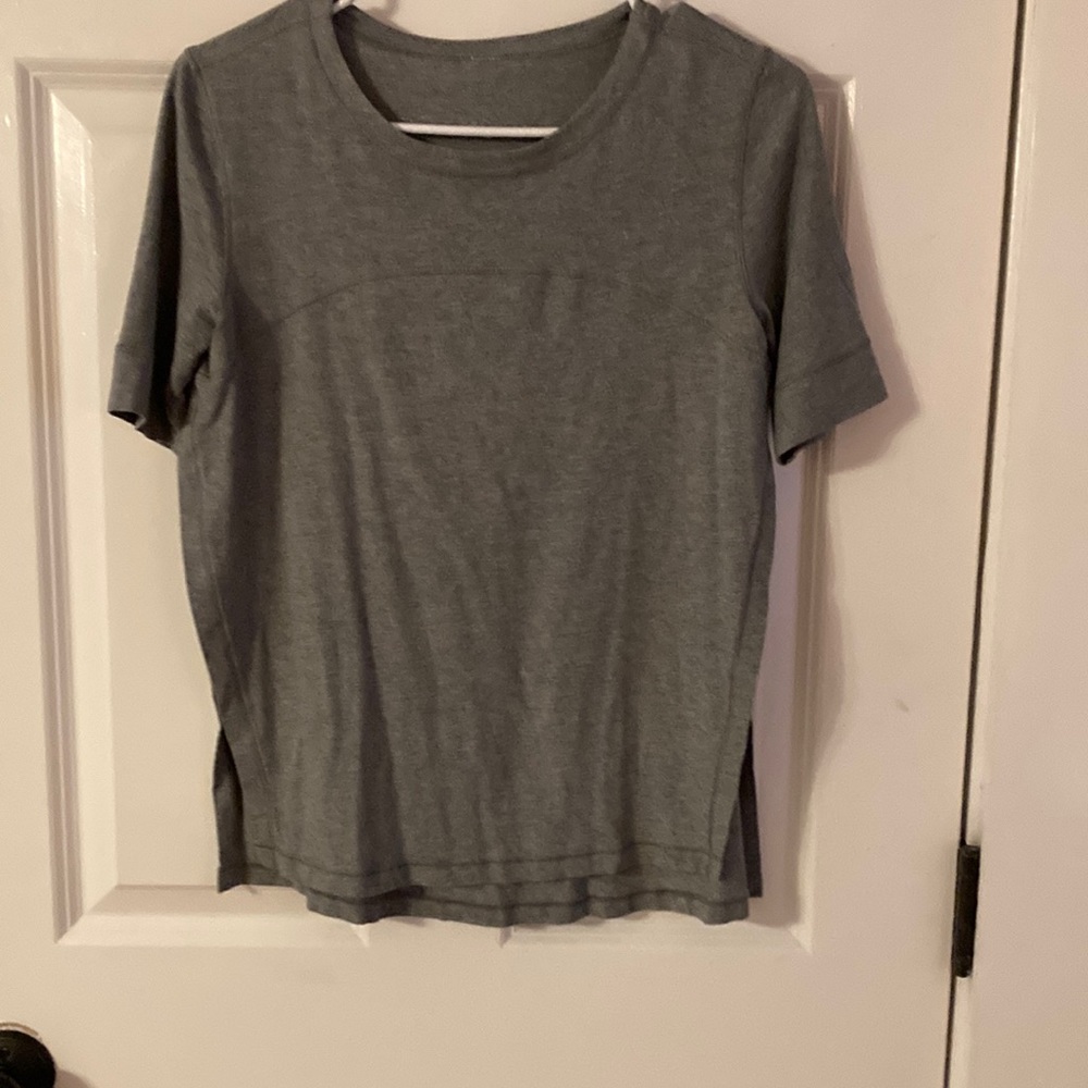 Lululemon a cut above tee heathered Gray Short Sleeve Side Slits TShirt Athletic